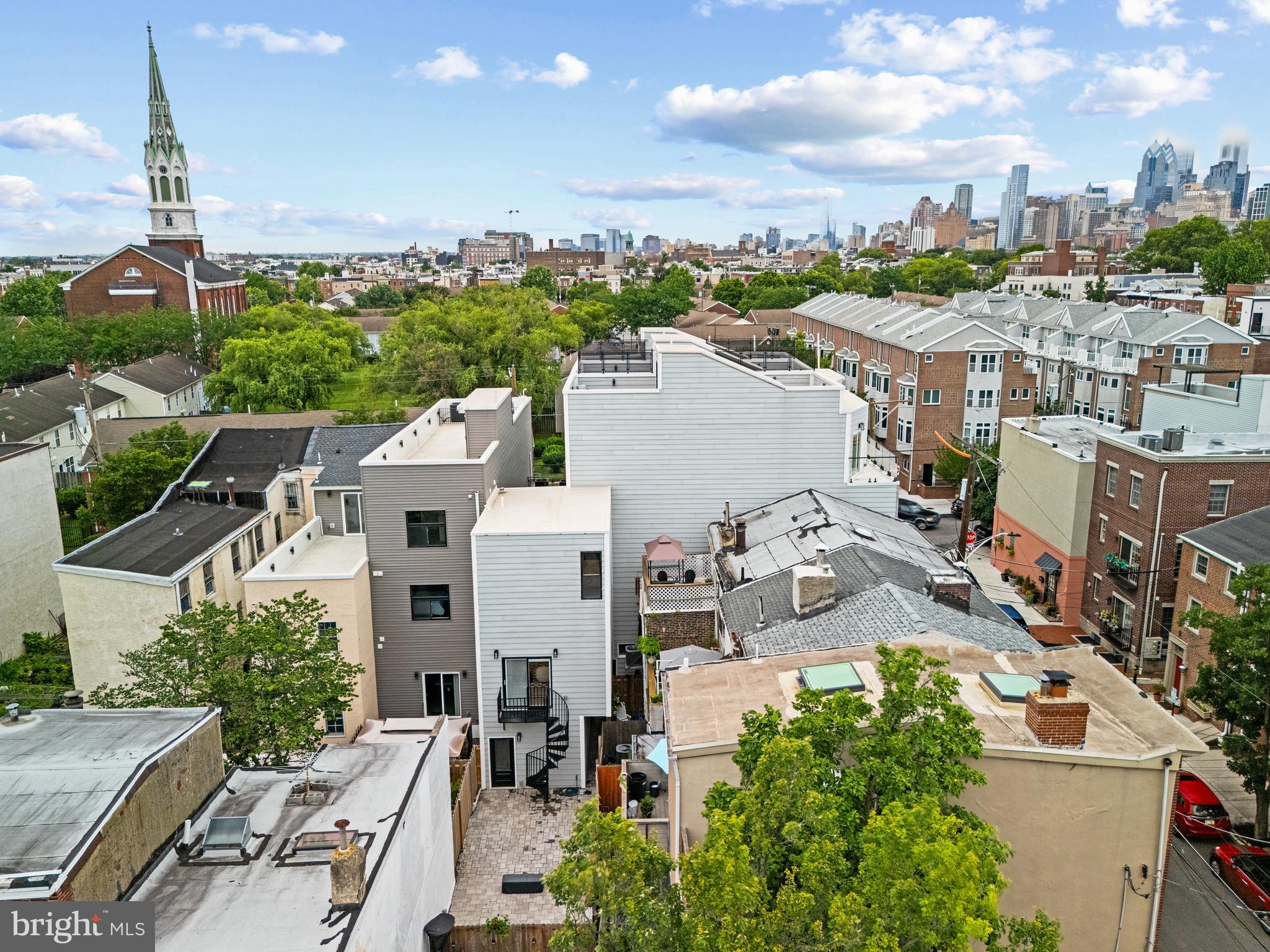 QUEEN VILLAGE - Residential