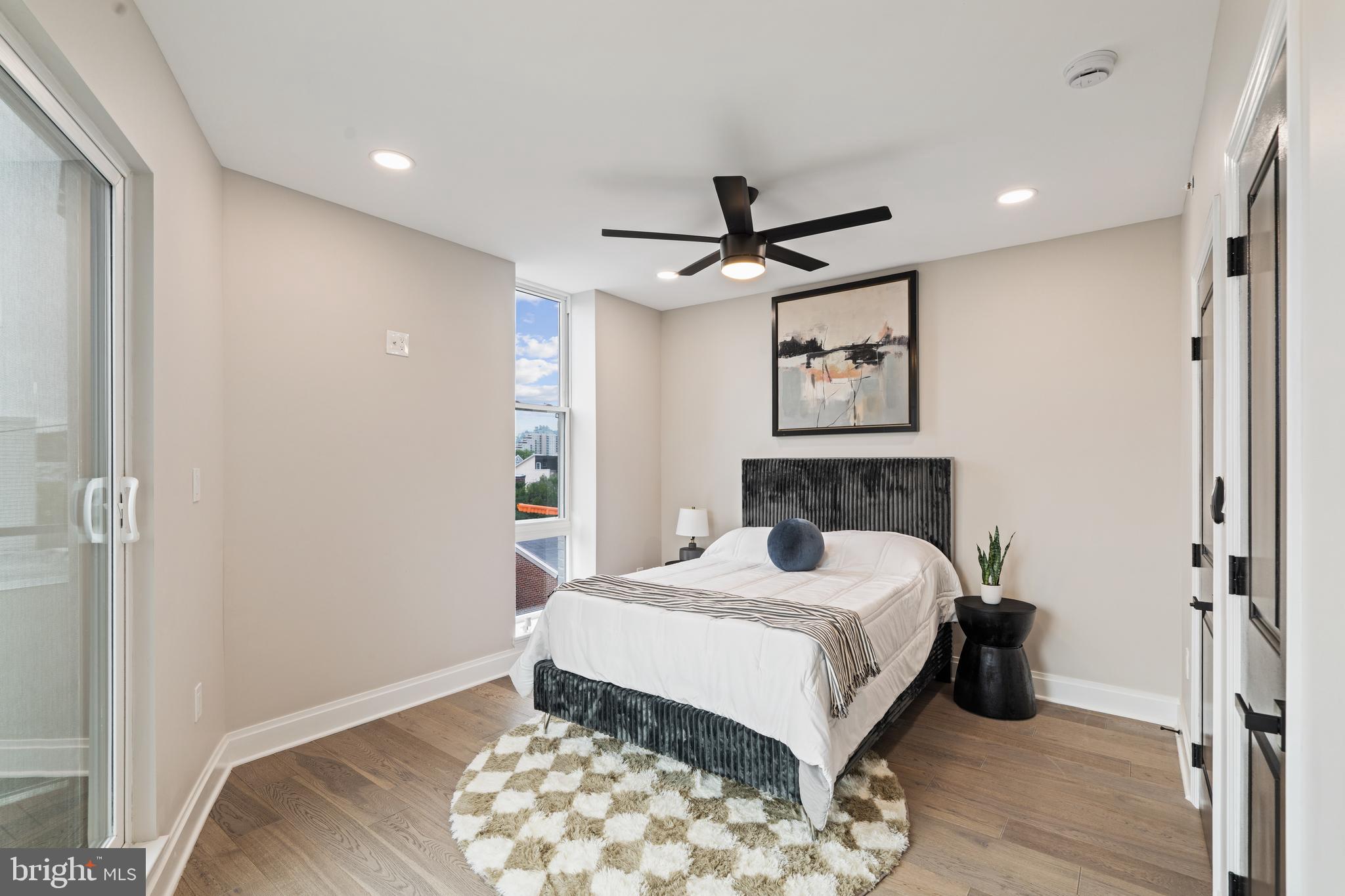 QUEEN VILLAGE - Residential
