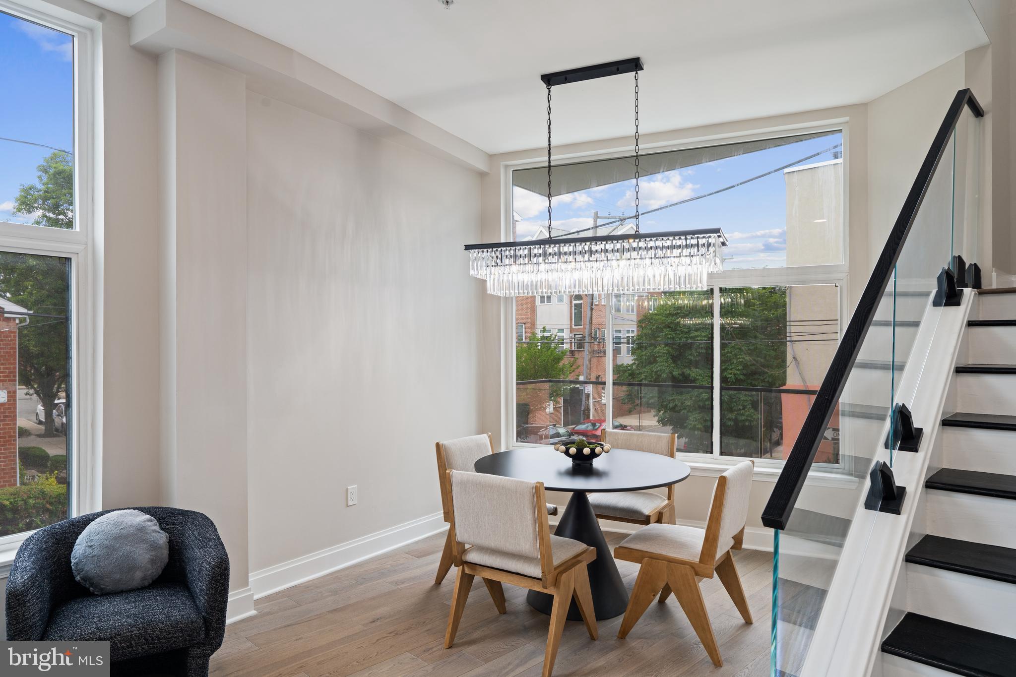 QUEEN VILLAGE - Residential