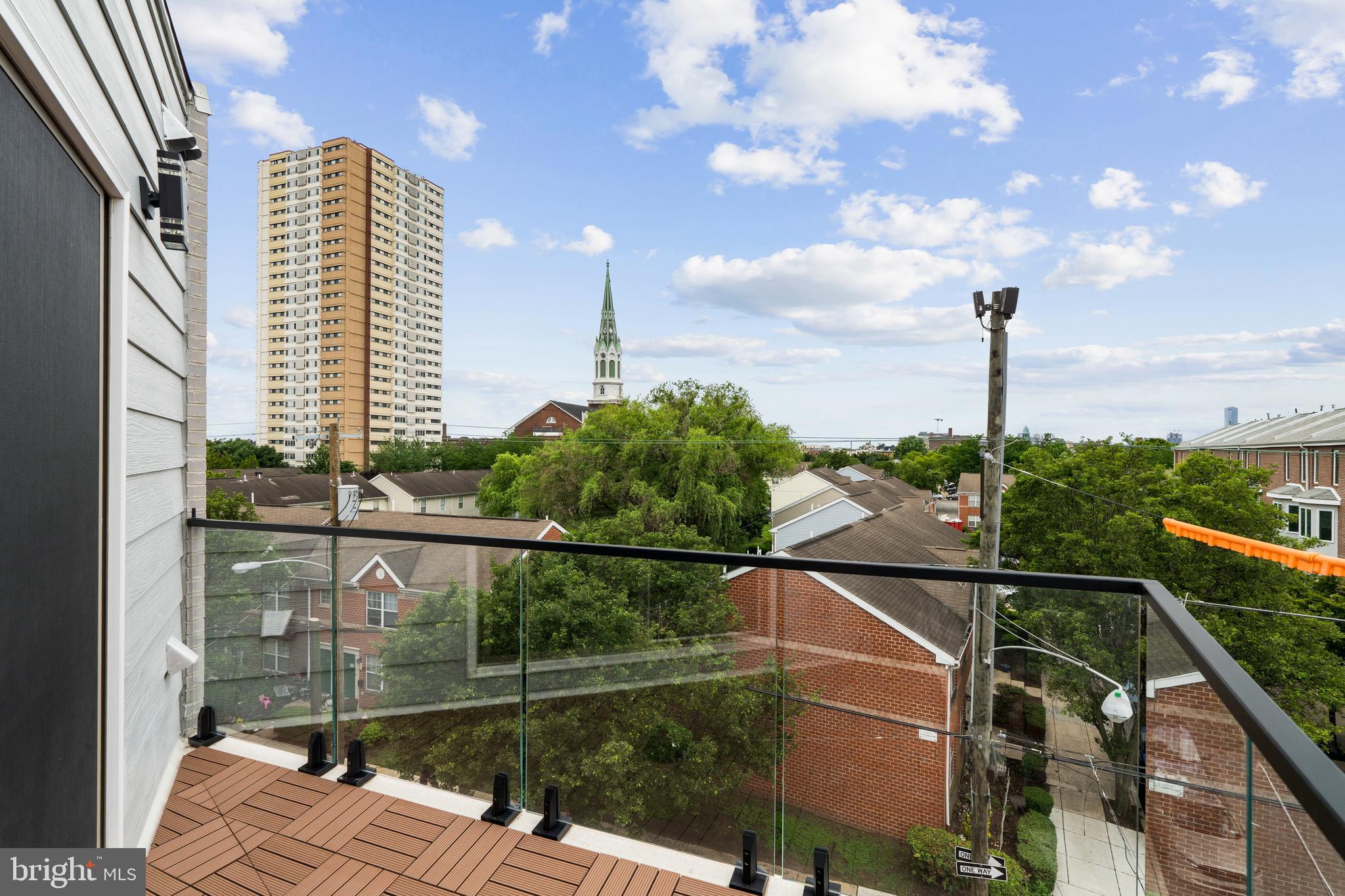 QUEEN VILLAGE - Residential