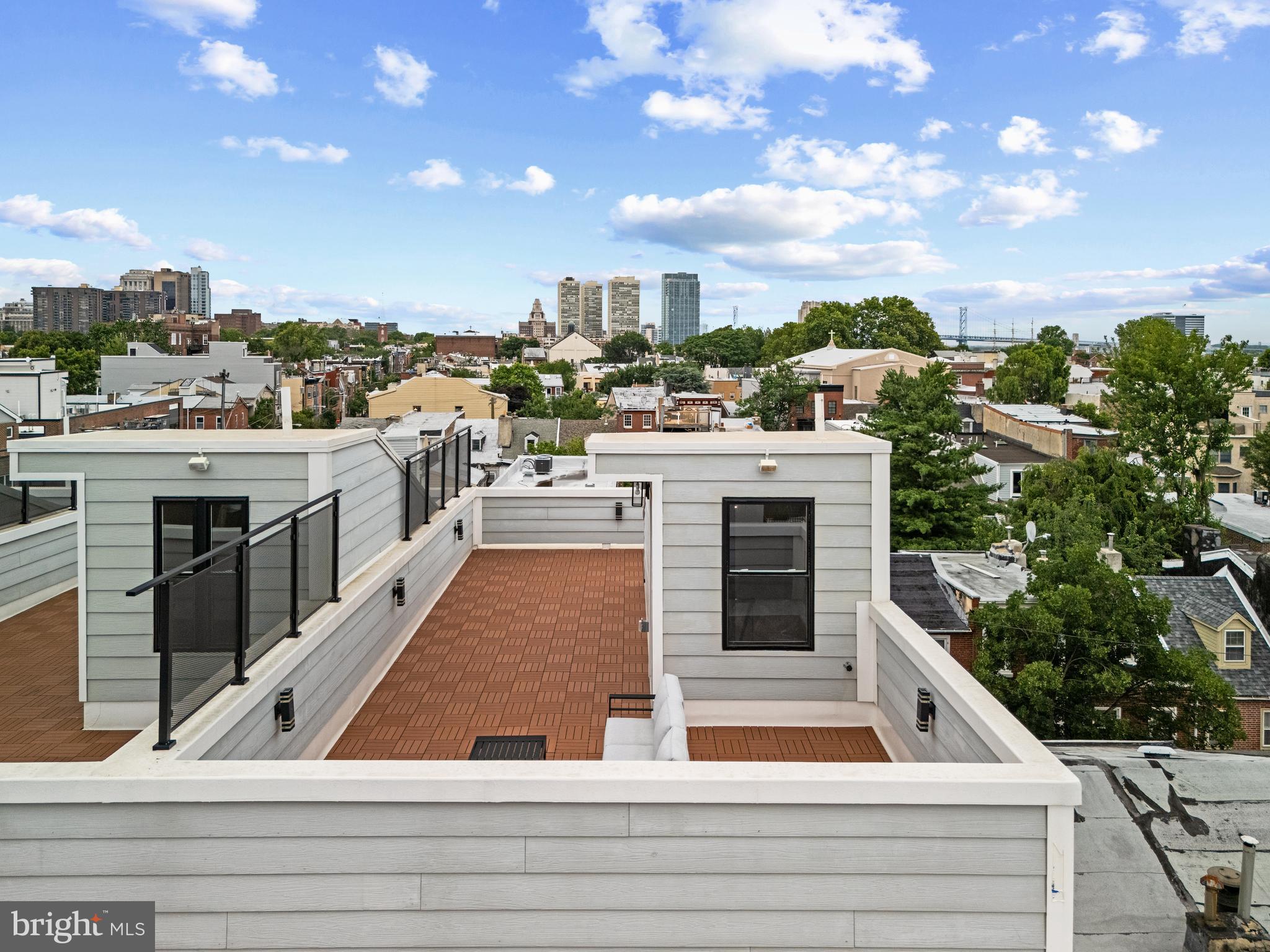 QUEEN VILLAGE - Residential