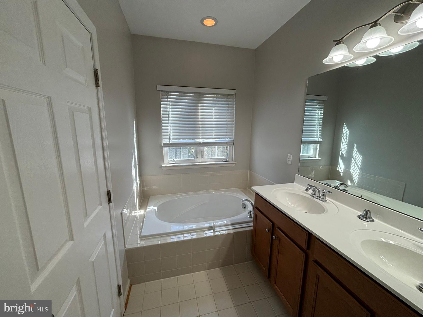 ESTATES AT ELK RUN - Residential Lease