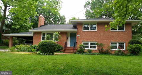 Photo of 1635 Dinneen Drive, MCLEAN, VA 22101 (MLS # VAFX2304814)