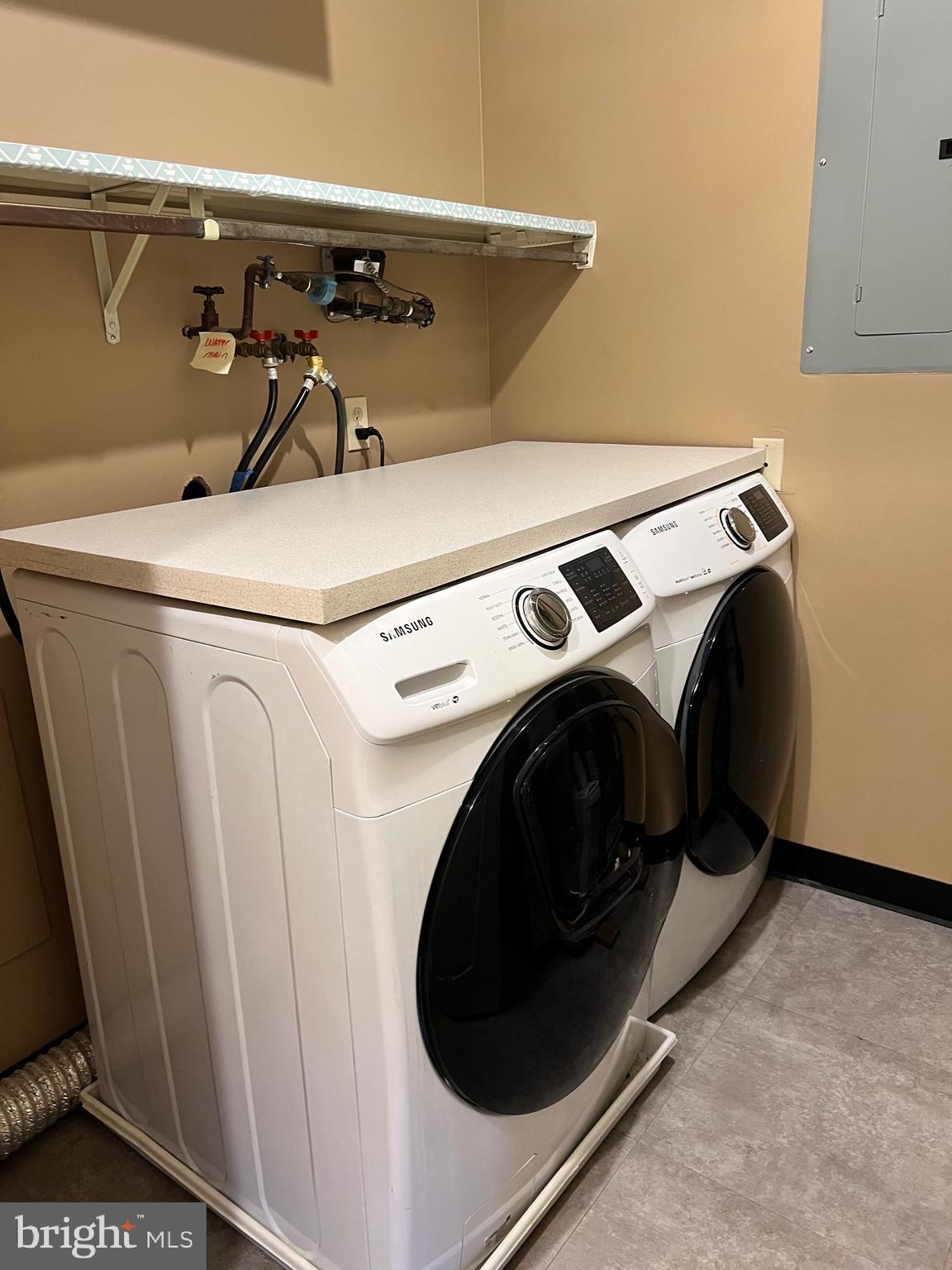 FLYING HILLS - Residential Lease