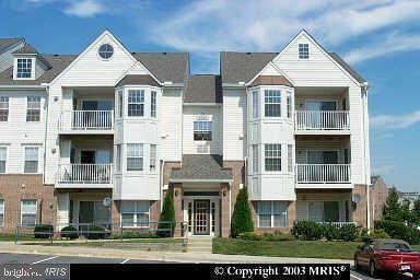 Welcome to the heart of the community (formally known as Largo) this one bedroom unit is a spacious top level unit with vaulted ceilings and open floor plan