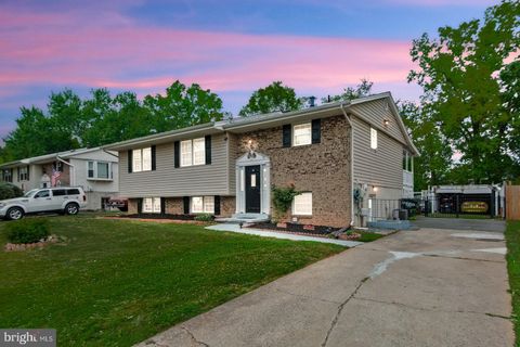 Photo of 7986 Deward Court, MANASSAS, VA 20109 (MLS # VAPW2118334)