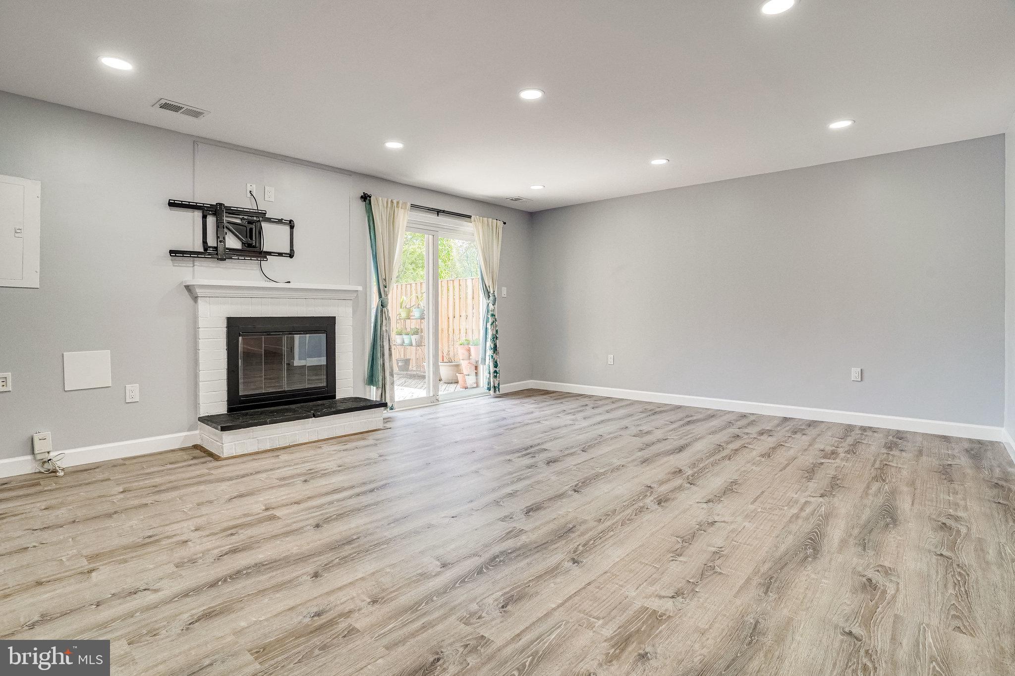 LAKEPOINTE - Residential