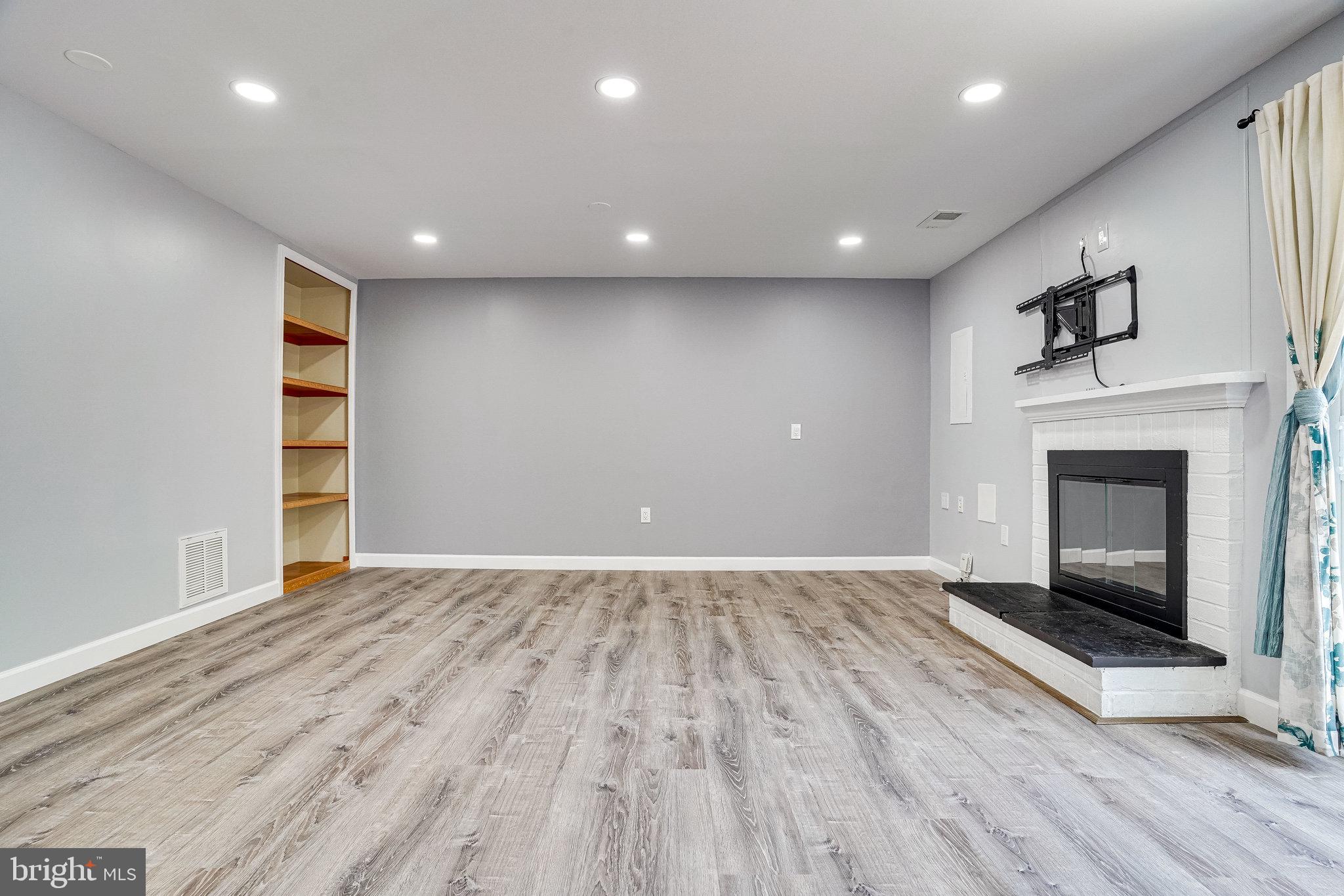 LAKEPOINTE - Residential