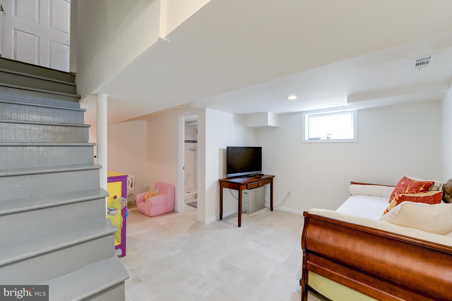 WHISTLING PINES - Residential