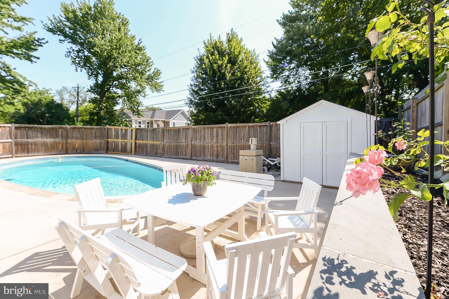 WHISTLING PINES - Residential