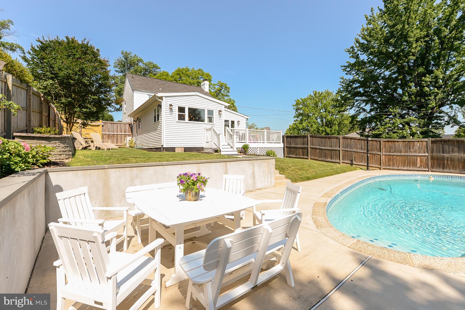 WHISTLING PINES - Residential