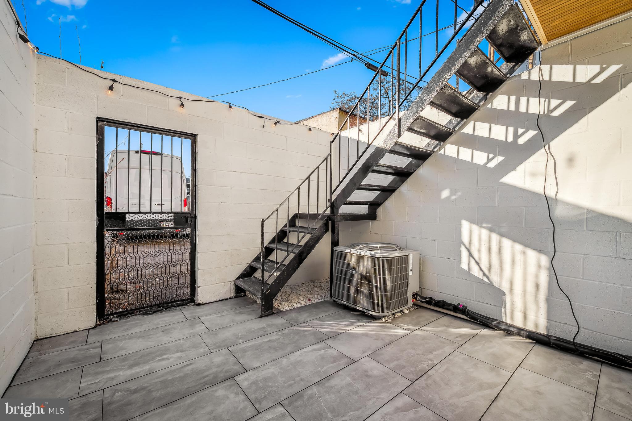 HOLLINS MARKET - Residential