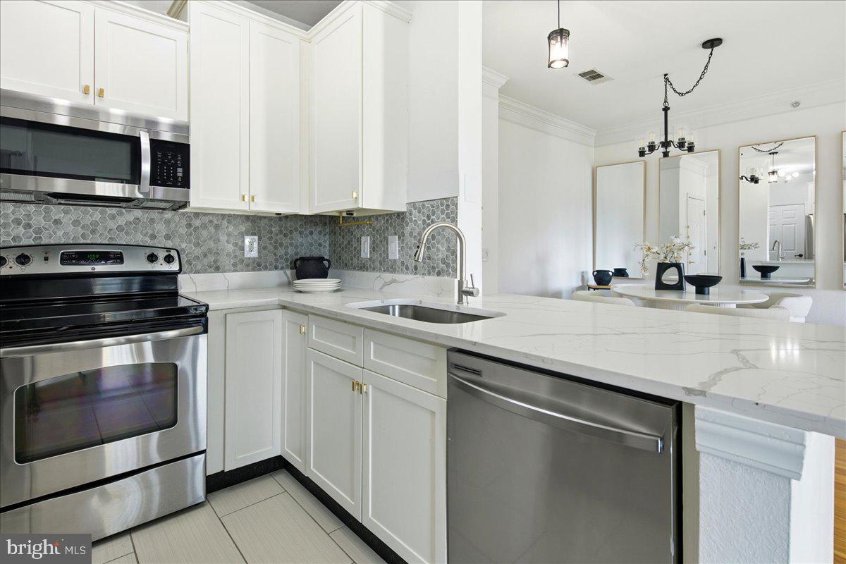 GATES OF MCLEAN - Residential