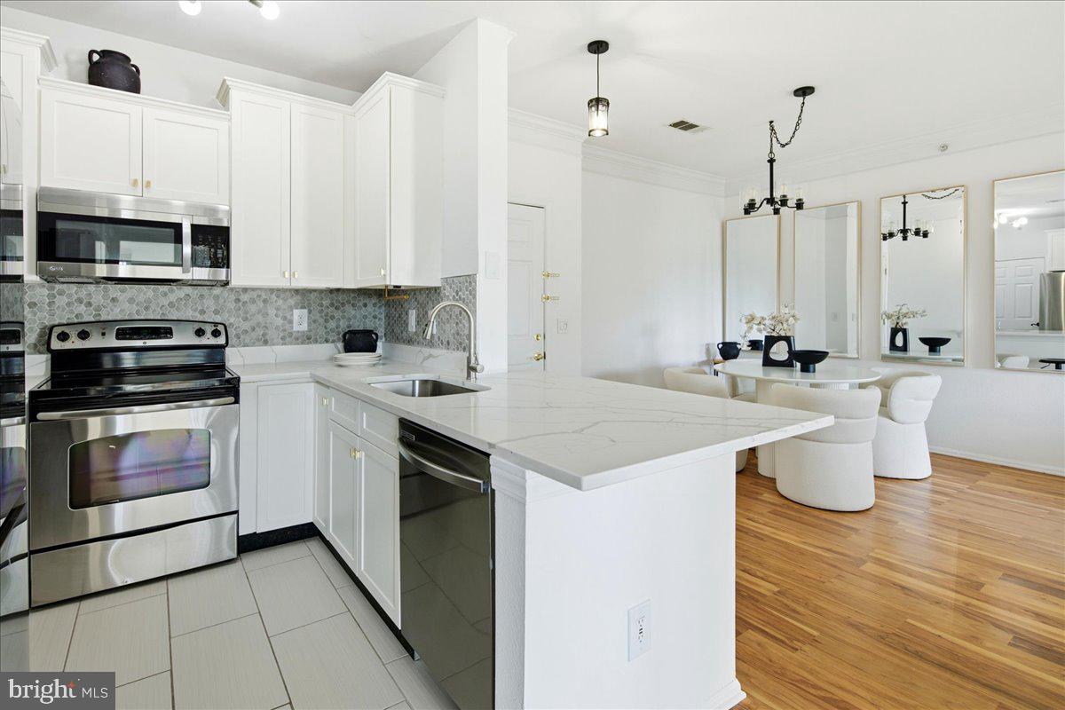 GATES OF MCLEAN - Residential