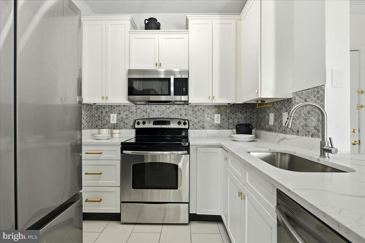 GATES OF MCLEAN - Residential