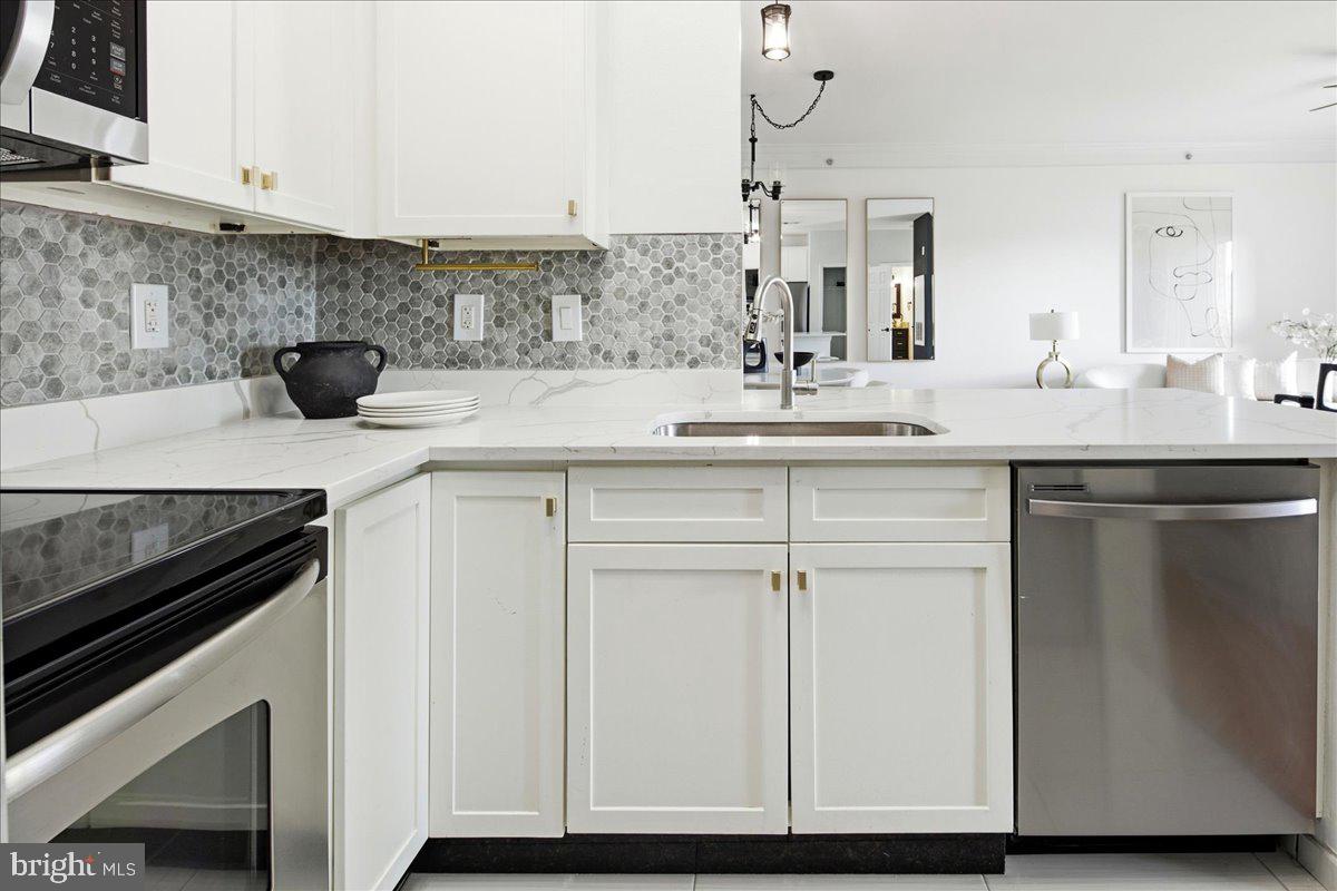 GATES OF MCLEAN - Residential