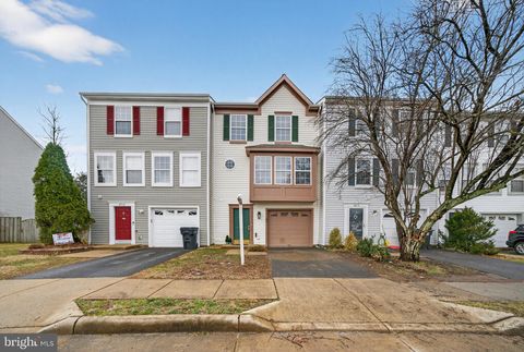 Photo of 6934 Village Stream Place, GAINESVILLE, VA 20155 (MLS # VAPW2113716)