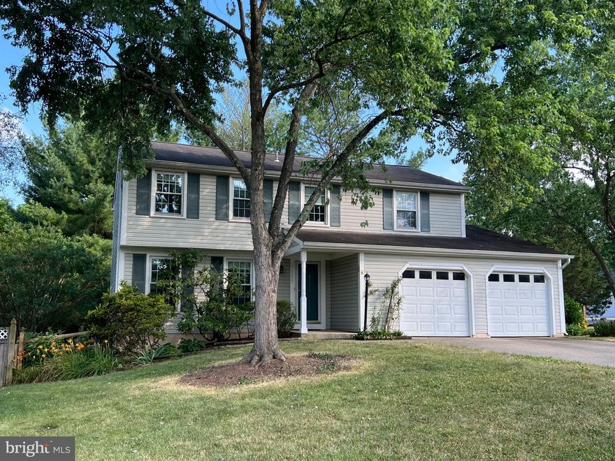 Available now!! ** Well maintained home in Kingstream ** Cul-de-Sac ** 4 Bedrooms upstairs ** Large Eat-in Kitchen w/ island ** Updated appliances ** Family Room off kitchen ** Formal living room & Dining room w/ hardwoods ** Primary BR w/ walk-in closet and renovated private bath ** Large lower level rec room w/ built-in bookshelves ** Separate laundry room **Huge storage closet w/shelving ** Den/Study ** Newer windows ** Attic storage ** Large  2 car garage ** Fenced rear yard ** Deck ** Shed/Shop with electricity ** One small pet (no cats) , case by case w/ additional deposit ** No more than 2 adults (or 2 adults with children) ** Minimum income $117,000 based on no more than 2 incomes ** Renters insurance required **