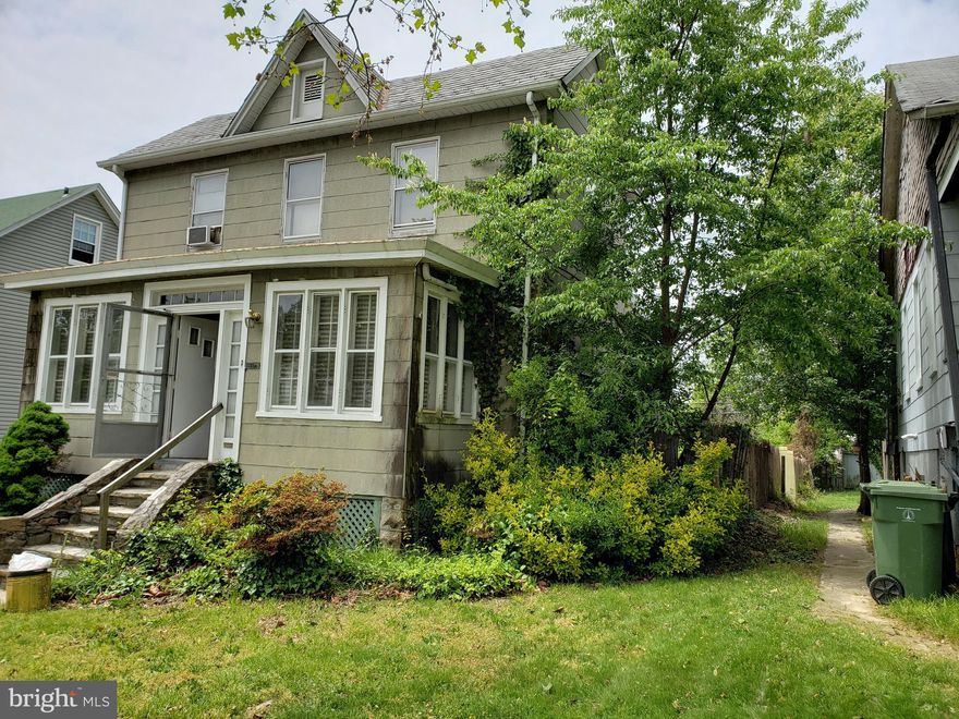 First time home buyers, bring your imagination and paintbrush to make to this home yours.Investors,  bring your vision and enhance this gem in the Hamilton area. Nestled in a quiet Hamilton neighborhood. Motivated seller!!! Bring your offers!