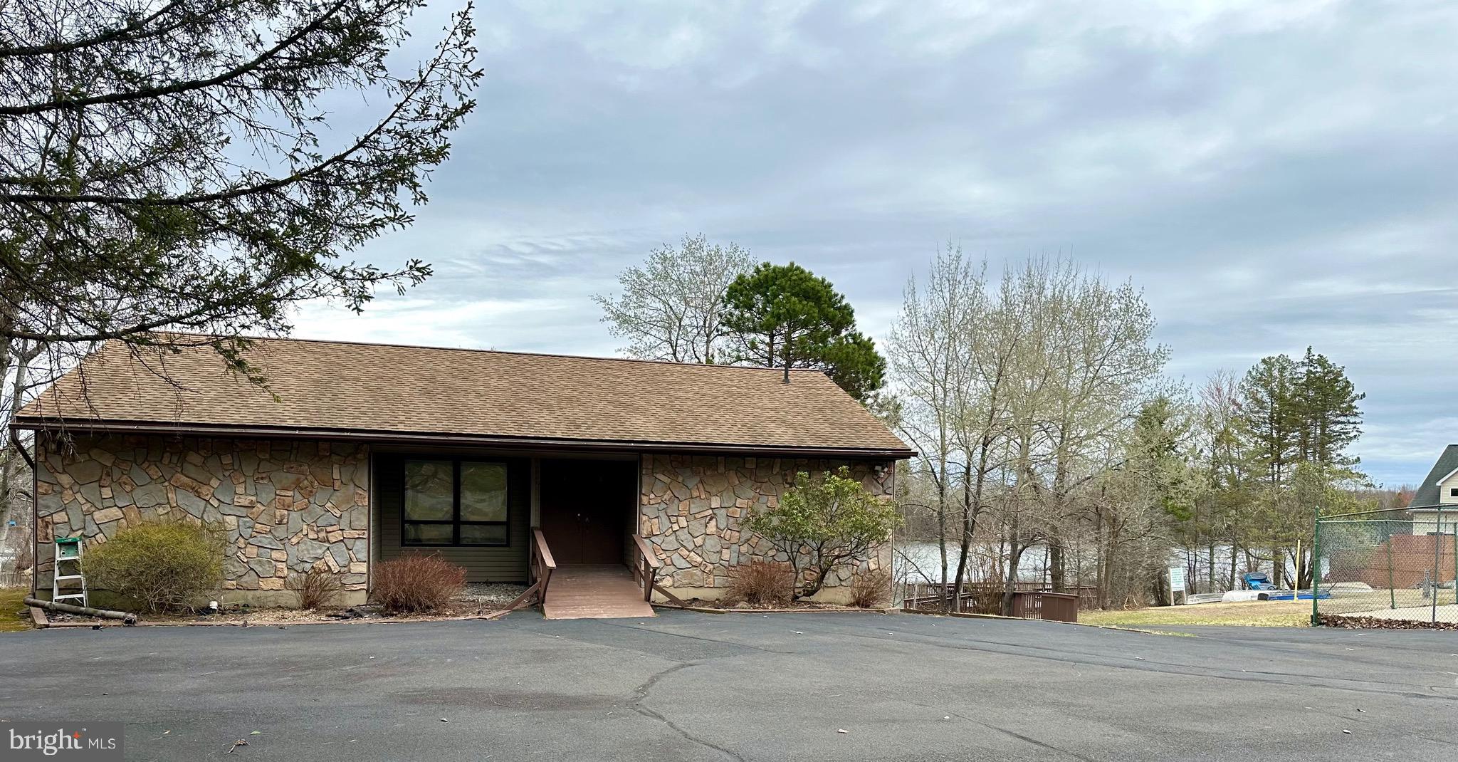 SUMMIT POINTE - Residential