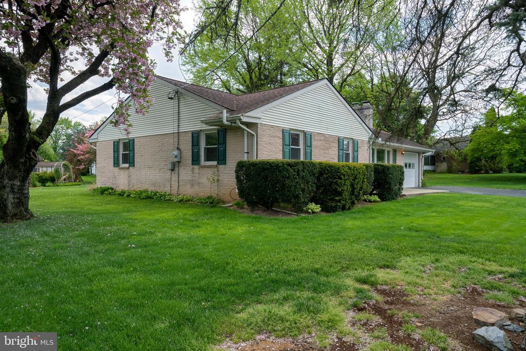 Photo of 27 PFAUTZ AVE, LITITZ, PA 17543 (MLS # PALA2034074)