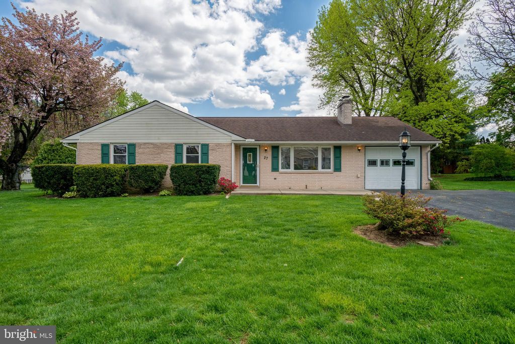 Photo of 27 PFAUTZ AVE, LITITZ, PA 17543 (MLS # PALA2034074)