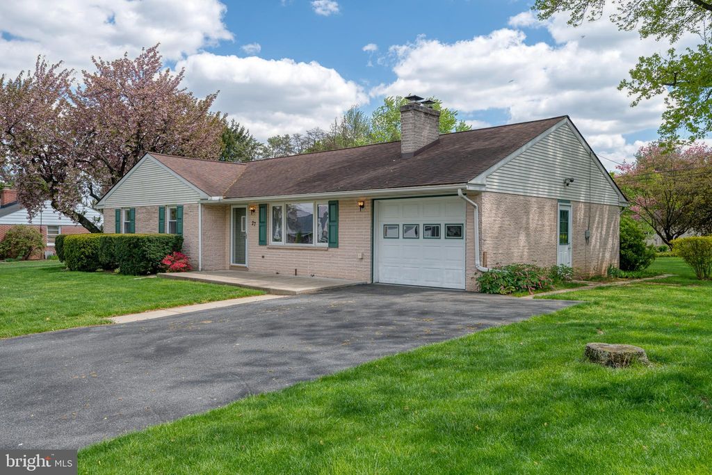 Photo of 27 PFAUTZ AVE, LITITZ, PA 17543 (MLS # PALA2034074)