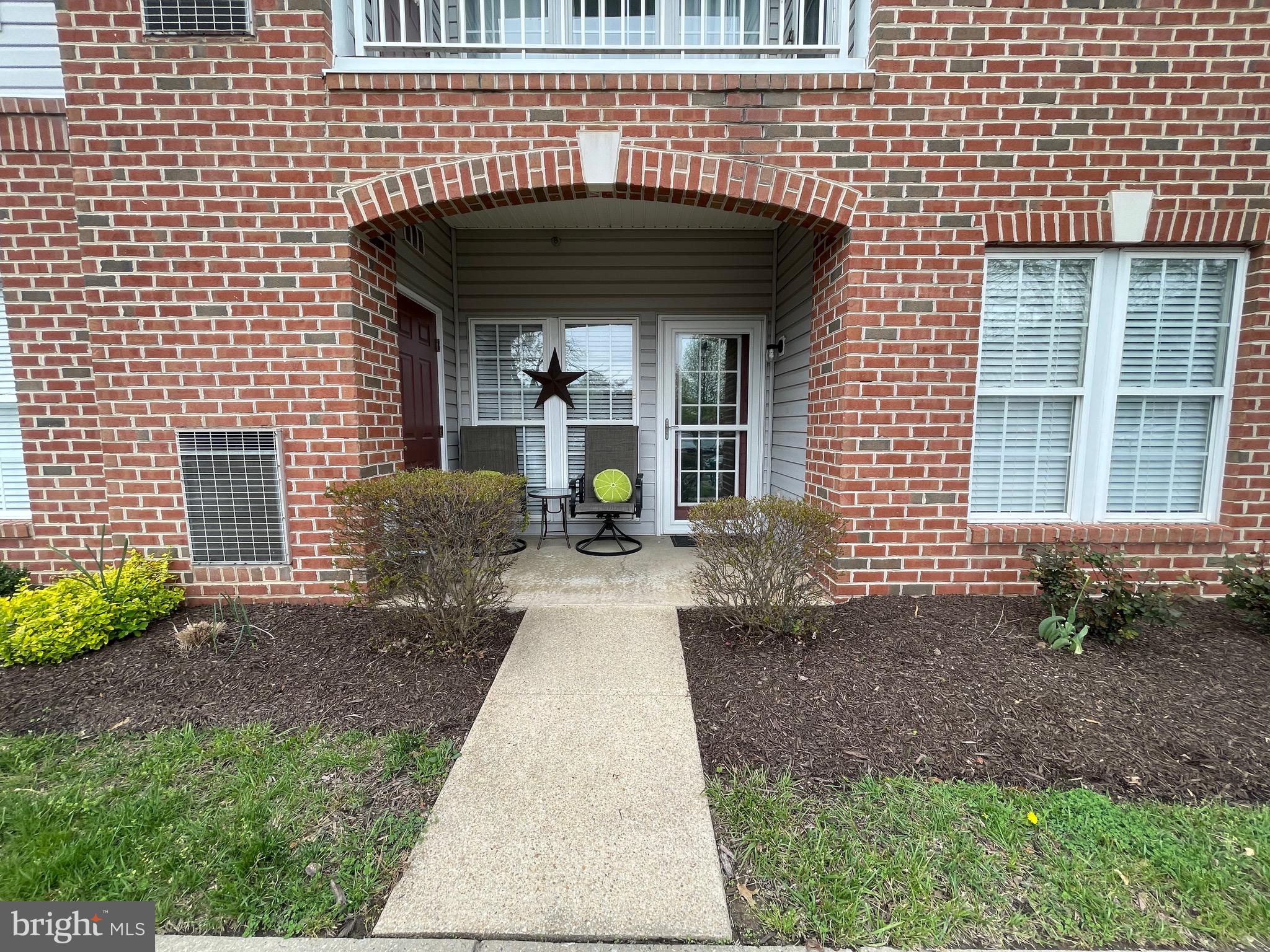 All offers due Monday 4/24 by 10am
Entry level completely renovated two bedroom two full bathroom condo with bonus den or bedroom! Enjoy low maintenance living with surrounding views of greenery and wildlife. This master bedroom is equipped with en-suite bathroom and double closets. High ceilings and open floor plan makes this home feel even more spacious! The second bedroom offers a jack and jill bathroom for added privacy of each bedroom. The foyer area has double closets on each side for ample storage. This one isn't going to last. Sellers have spared no expense in the kitchen, flooring, and both bathroom updates. Everything is ready for you to call it home!