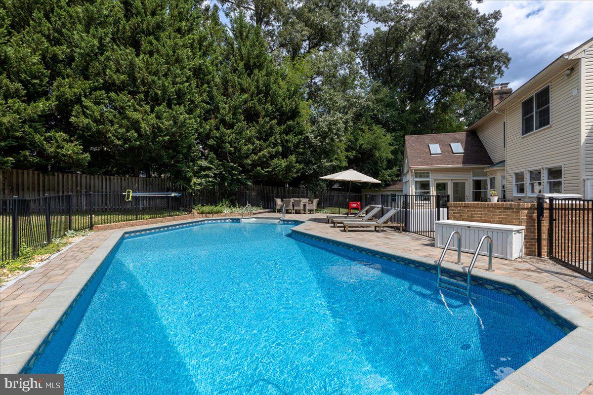 COURTS OF FOUR SEASONS - Residential