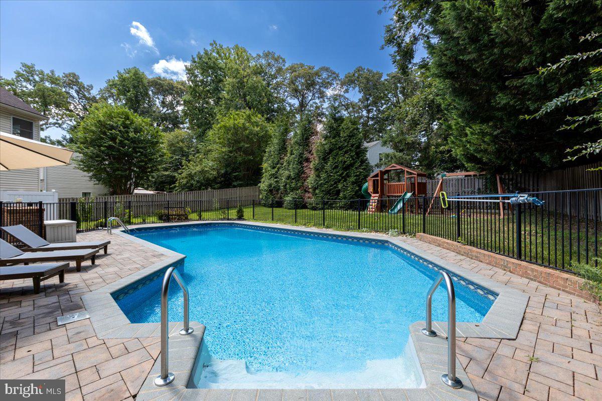 COURTS OF FOUR SEASONS - Residential