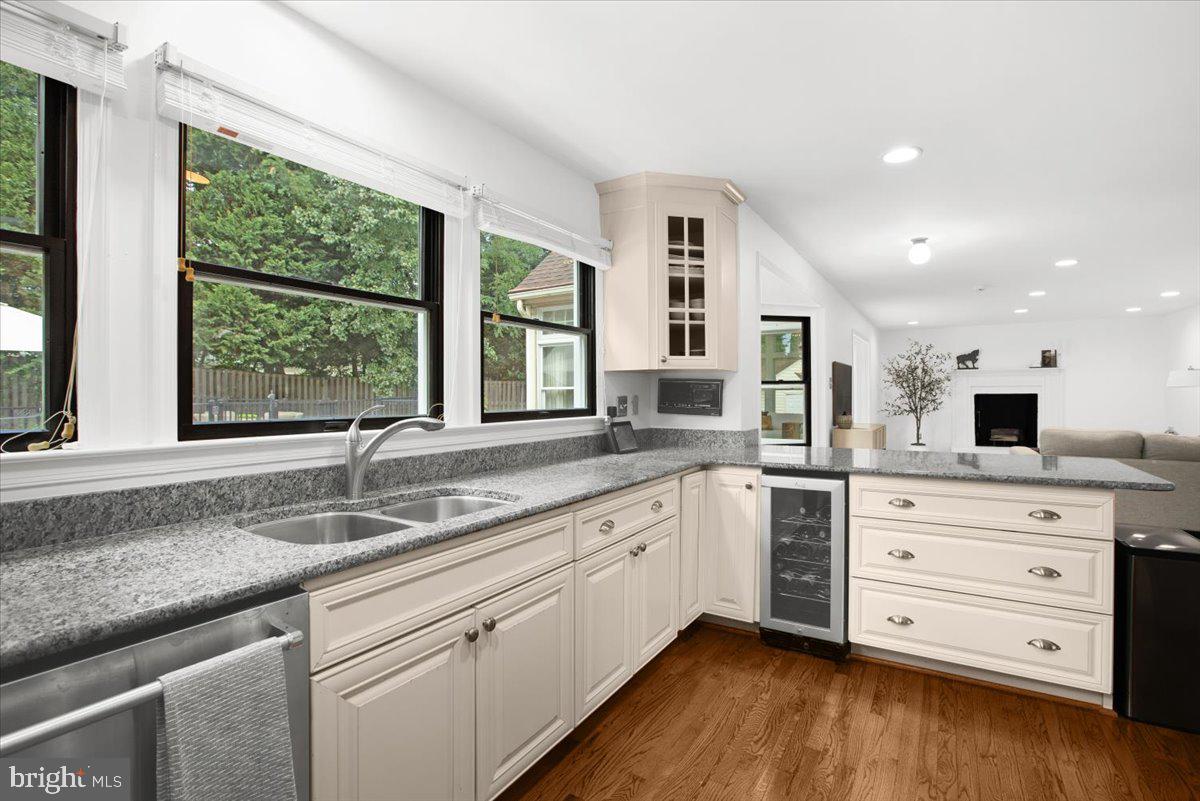 COURTS OF FOUR SEASONS - Residential