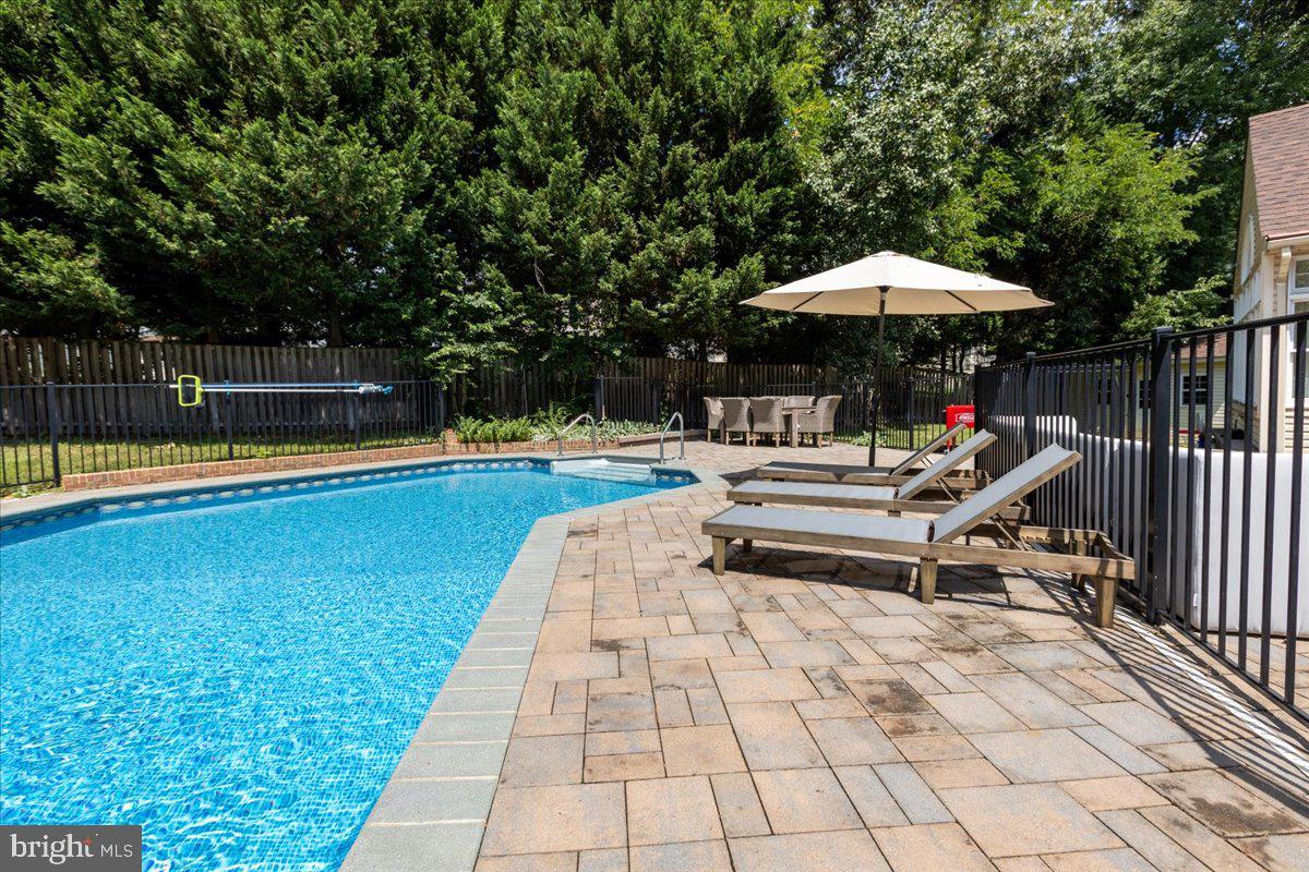 COURTS OF FOUR SEASONS - Residential