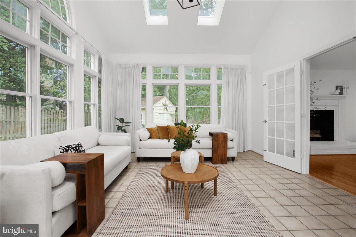 COURTS OF FOUR SEASONS - Residential