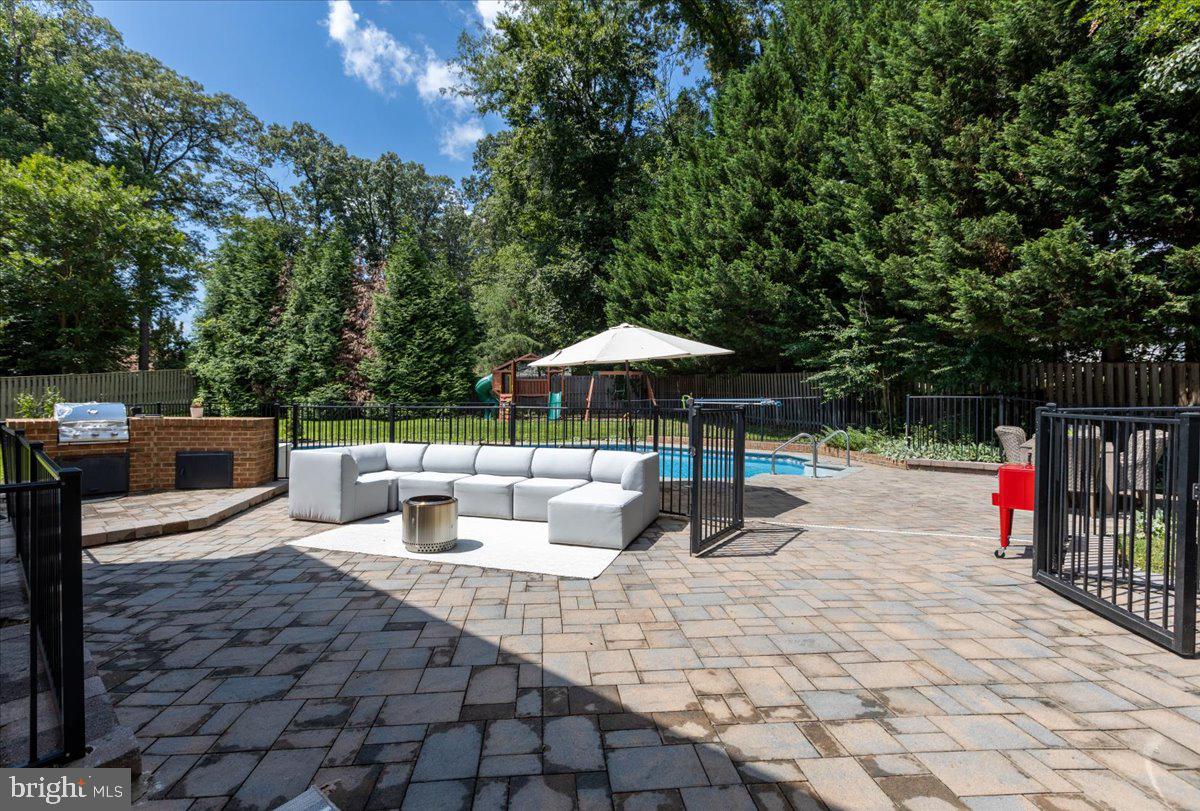 COURTS OF FOUR SEASONS - Residential