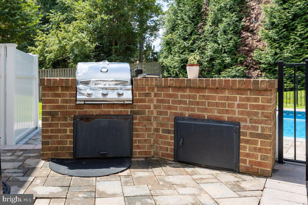 COURTS OF FOUR SEASONS - Residential