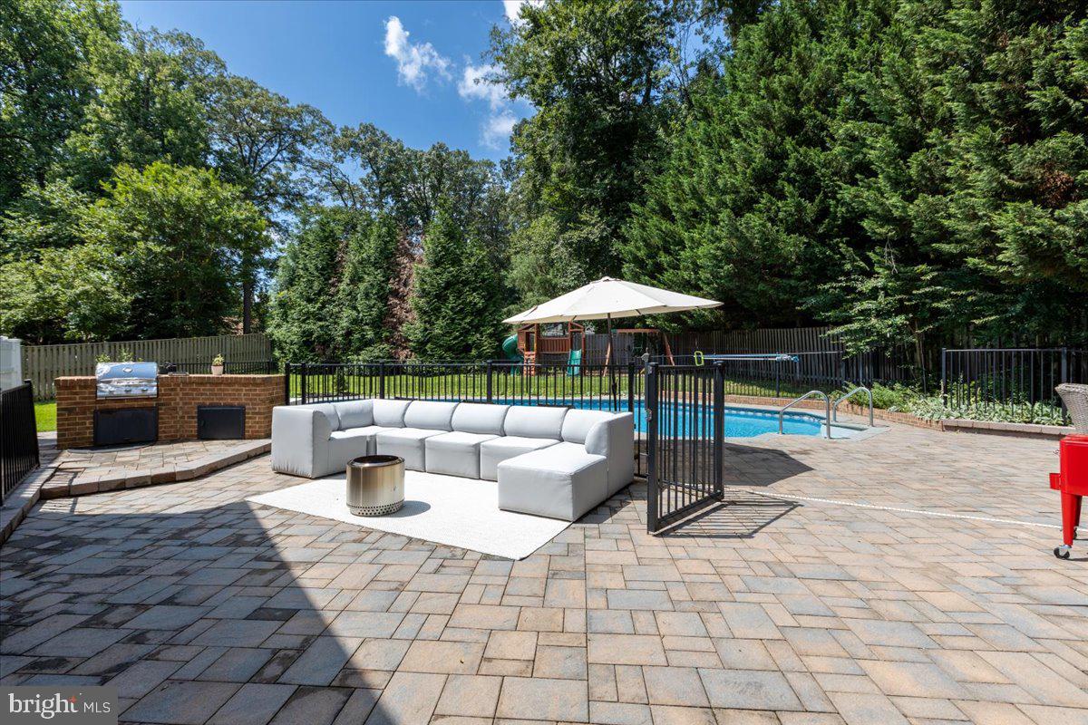 COURTS OF FOUR SEASONS - Residential