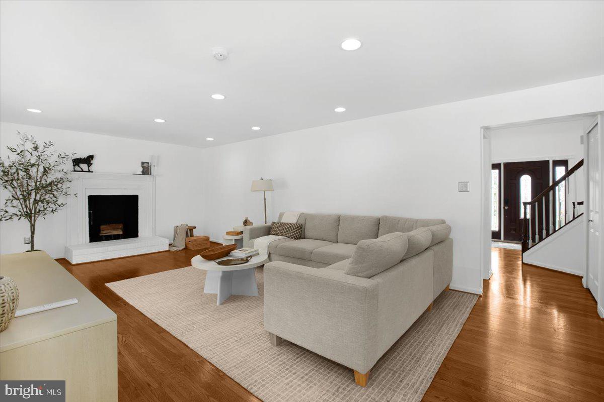 COURTS OF FOUR SEASONS - Residential