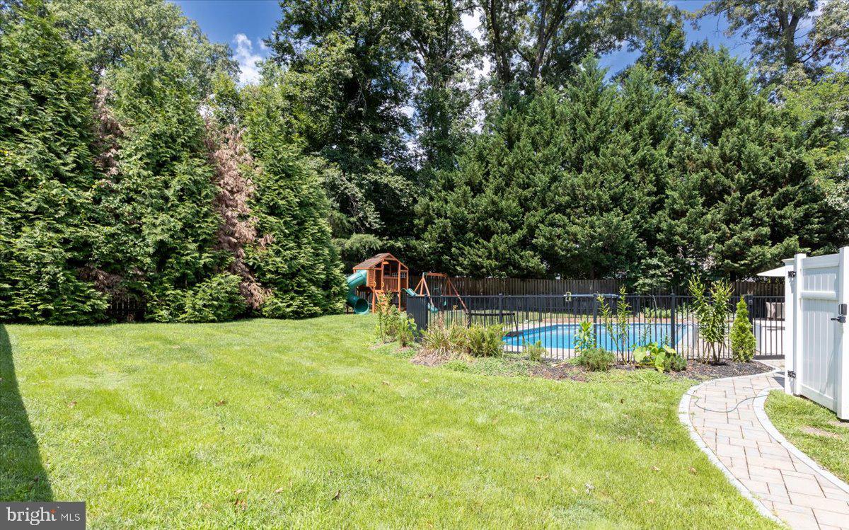 COURTS OF FOUR SEASONS - Residential