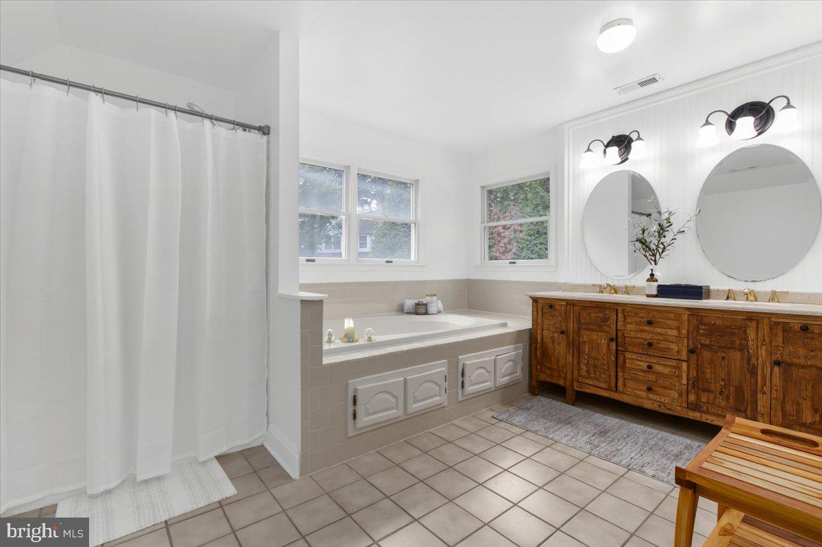 COURTS OF FOUR SEASONS - Residential