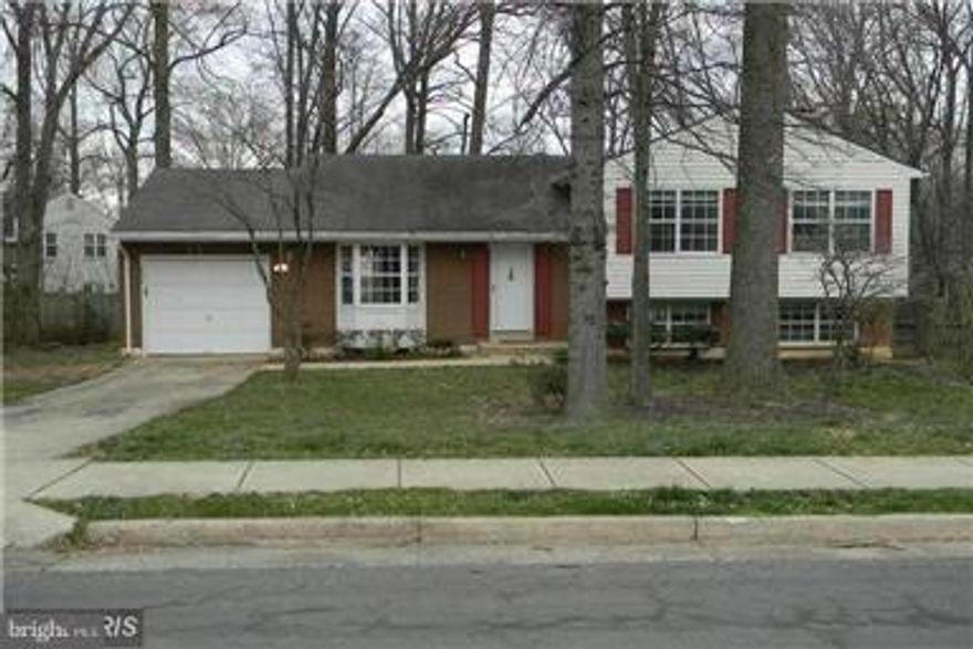 LOCATION LOCATION Stunning, Spacious one car garage single family home, 2600 living area,  In heart of Tyson's Corner, 5 BR, 3 FB, Big backyard, Big windows, Recreation and exercise room, Separate dinning Area, Large eat in Kitchen with Bay Window, Walk out to spacious deck, located near shopping center, easy access to 495, 66, route 50 and 7. WALKING DISTANCE TO TYSONS AND METRO STATION