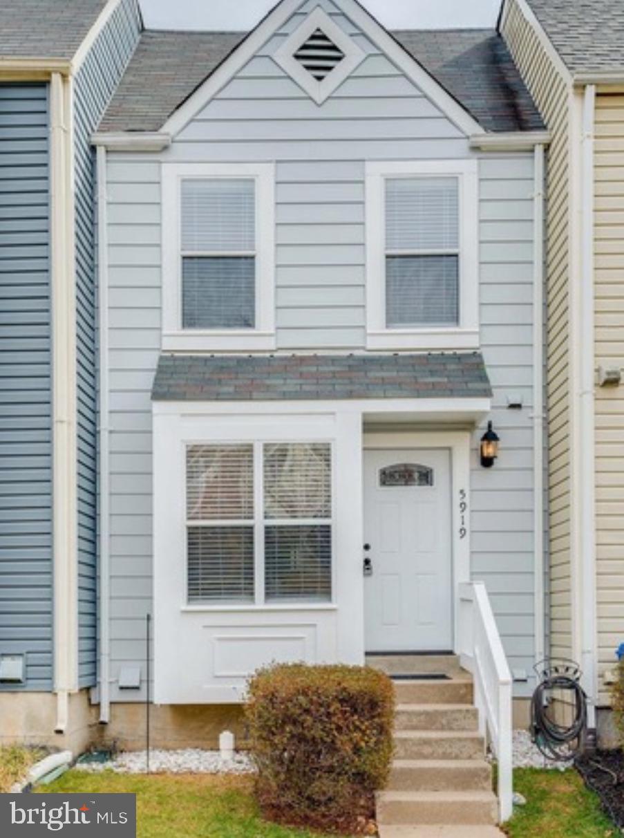 Price Improvement! Charming Basement Studio Rental🎉
Welcome to this cozy and private basement studio.
✅ Approx. 400 Finished Sq Ft (500 Sq Ft Total)
✅ All Utilities & Internet Included
✅ Luxury Vinyl Plank Flooring
✅ Brand New, Beautifully Designed Shower
✅ Separate Powder Room + Shower – Functions Like a Full Bath
✅ Large Storage Closet
This comfortable studio offers everything you need with smart, functional design — ideal for students or professionals seeking quiet living in a convenient location.
📍 Prime Location – Close to shopping, dining, public transit, and local schools.