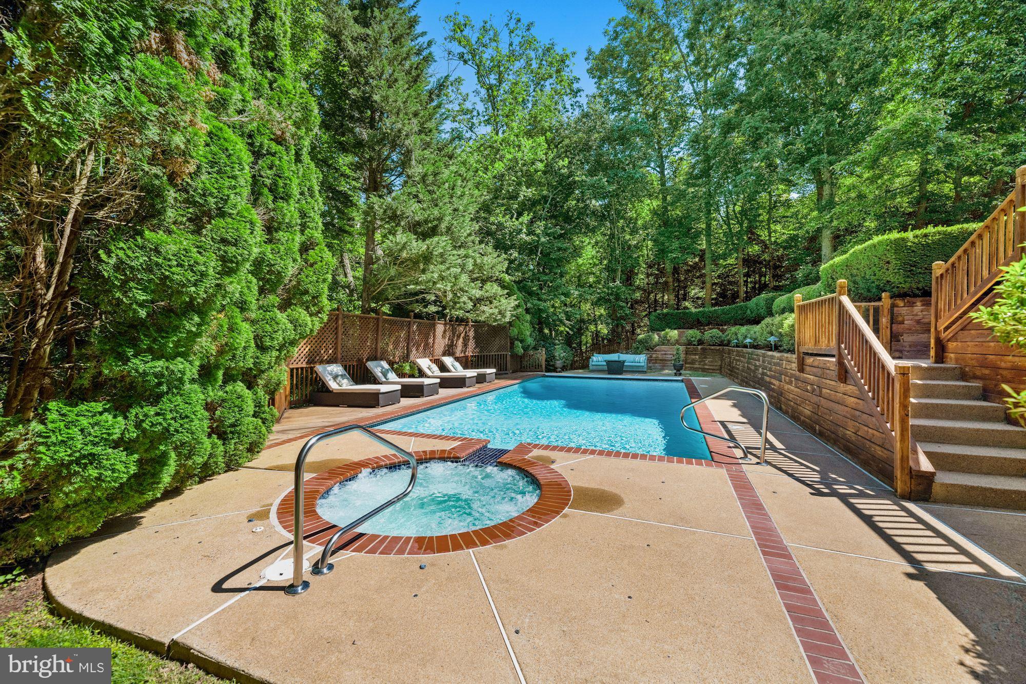 MCLEAN FALLS AT CHINQUAP - Residential