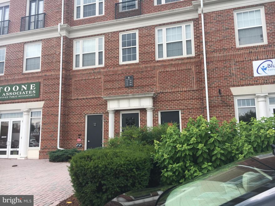 Lux 870 sq ft 3rd fl unit in the Colonnade KENTLANDS. Granite, hardwwod, custom paint, designer M Bath,  Walk in Closet and large laundry rm with S by S washer & dryer. Large Balcony. Kitchen  with Pantry and large breakfast island.  No smokers. GCAAR App. $50/adult.  1 car garage space. Billard, s pool,. and walk to shops, restaurant, WHOLEFOOD,.