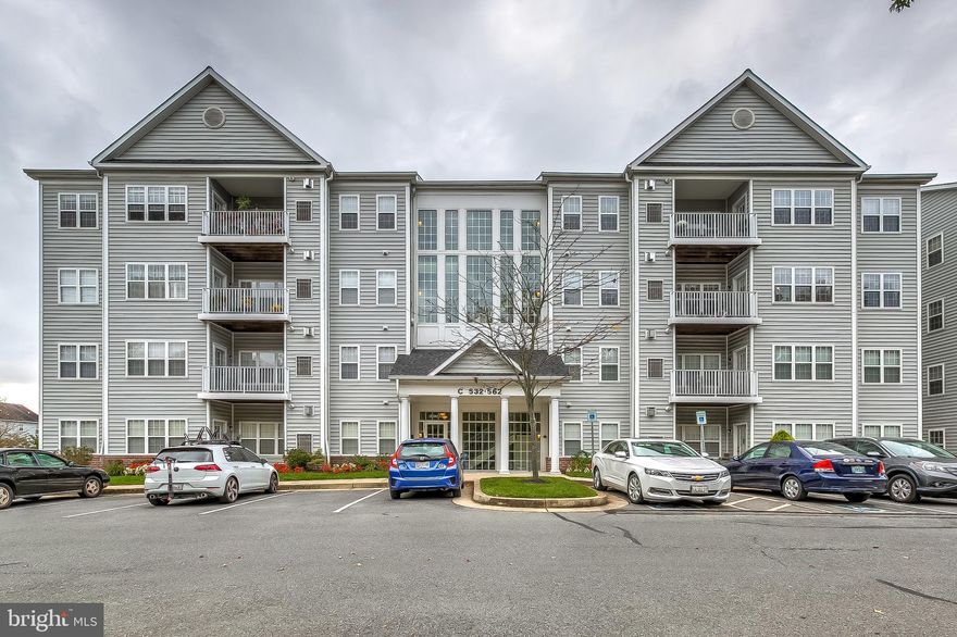 This community is like living in a resort. There are walking trails, docks, easy water access, a pool and hot tub. This main level condo has just been freshly painted and is turn key ready for immediate move in. 9' ceilings through-out and plenty of natural light. The kitchen has been updated with 36" cherry cabinets and granite. The spacious living area with a fireplace is connected to a formal dining room and an eat in kitchen. The owner's suite has a walk-in closet and huge bathroom. This condo is also deeded with a 40' boat slip on A dock.