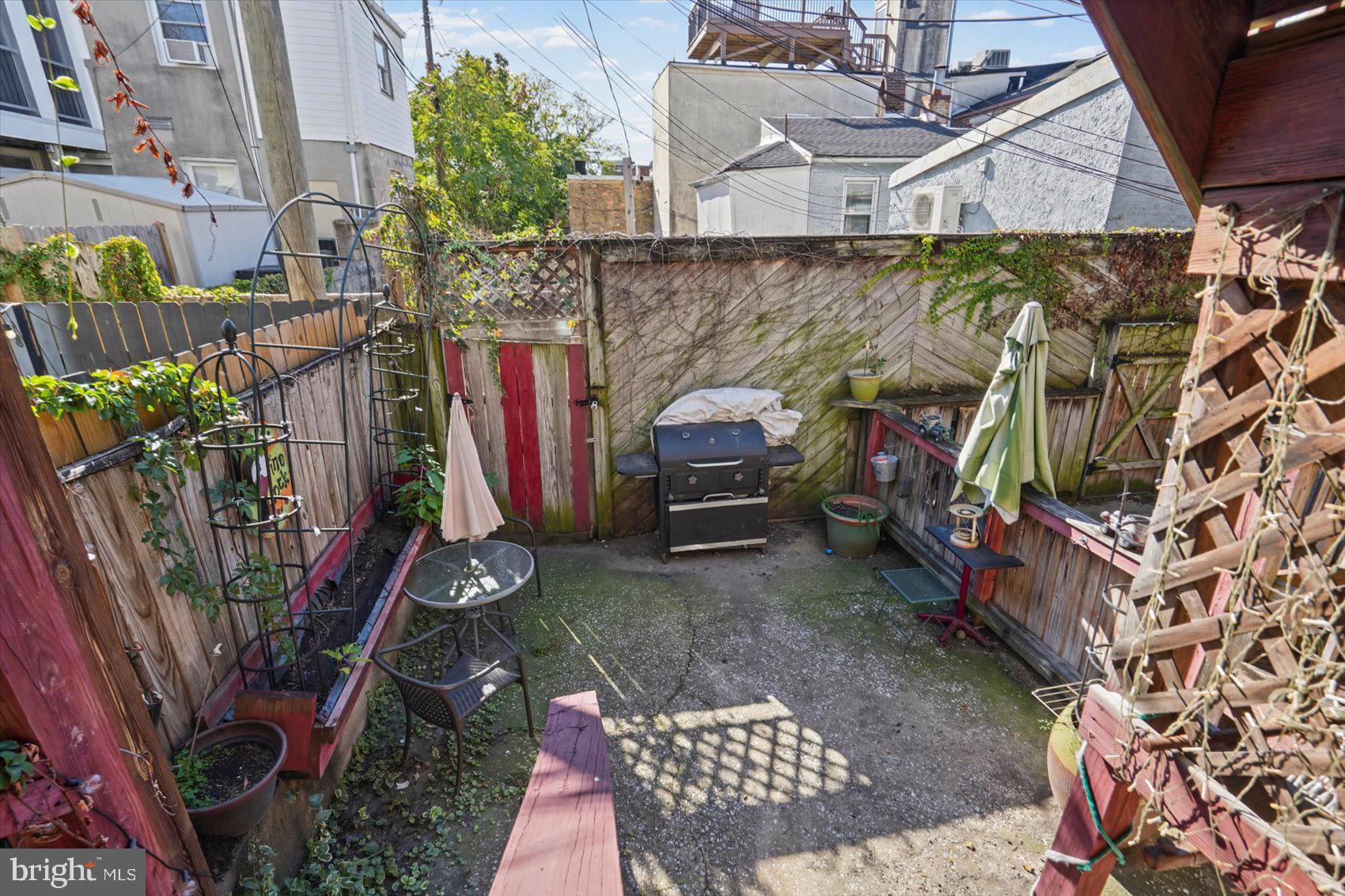 1811 E LOMBARD STREET