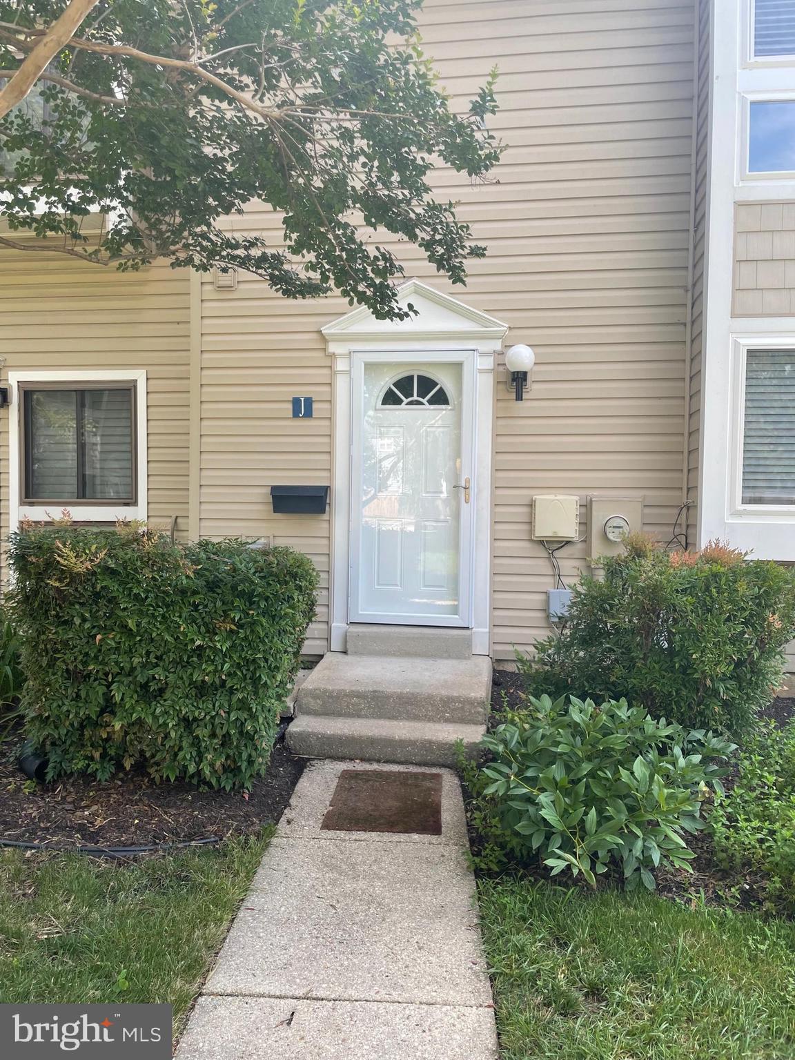3 bedroom 2 1/2 bathroom 3 level townhome available for 8/1 move in! Recently updated interior! End unit provides lots of natural light! Fenced backyard with patio. Close to Downtown Annapolis, shopping, and restaurants.
Community Pool.
No pets or groups please.