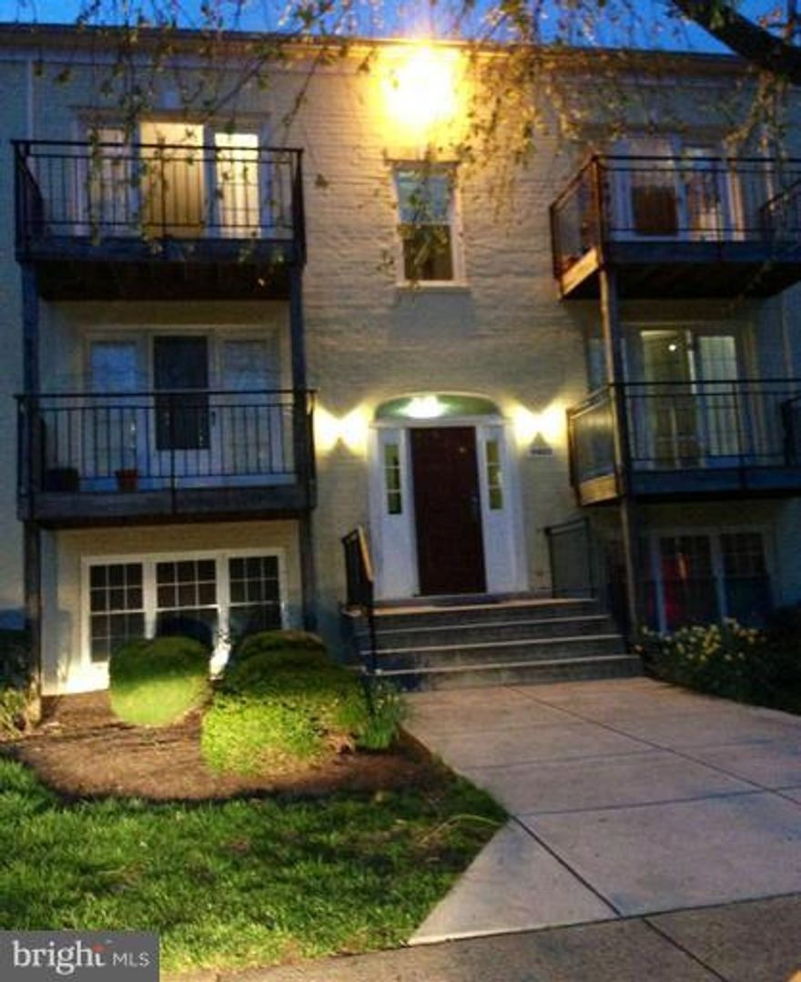 Convenient one level 2 bedroom/1 bath condo with balcony. Close to Vienna Metro. Condo fee incl. all utilities. Buyer will pay for Resale Condo Docs at Settlement .Short sale approved at 175k. BANK CAN CLOSE BEFORE SEPT 25. Sellers suggests the Buyer use Settlement Services Title company since they have been  handling the Short Sale from the start.