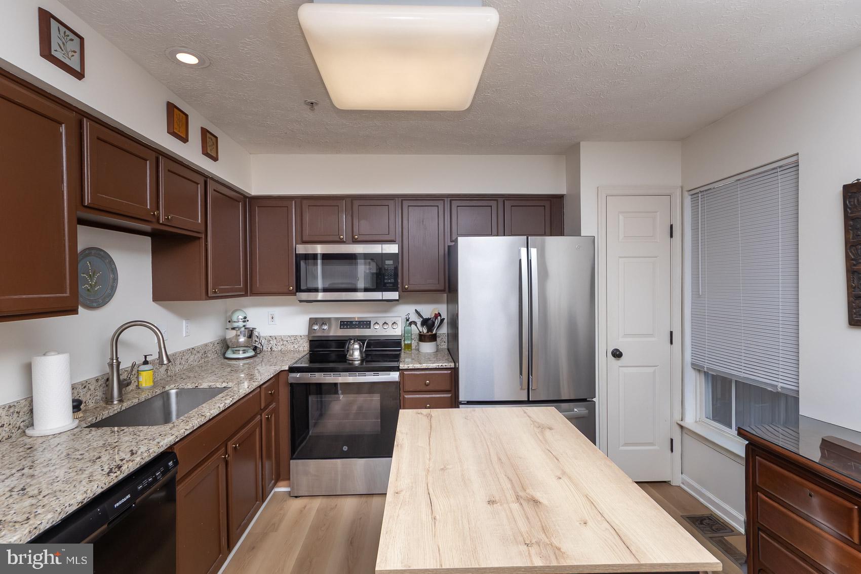 1069 JEANETT WAY