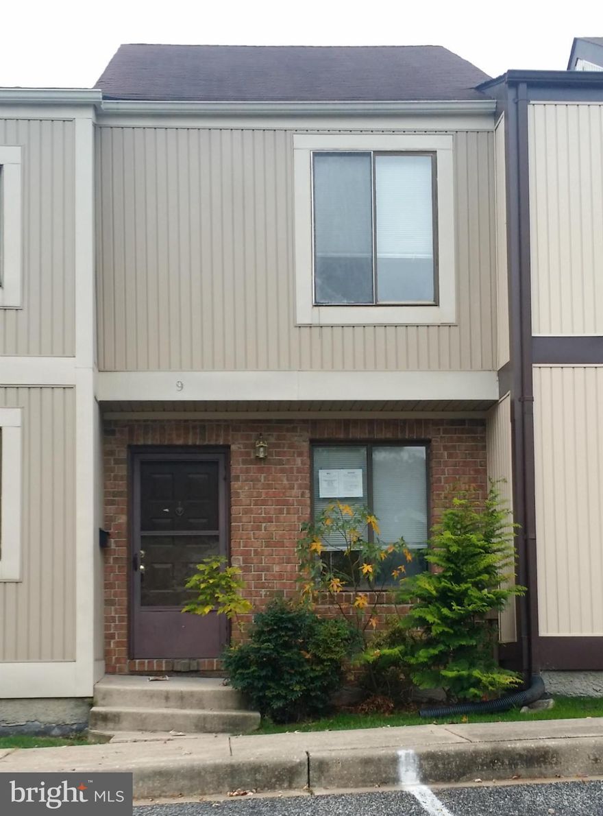 BACK ON THE MARKET! LIST PRICE APPROVED BY LENDER!!!! Needs some TLC. Great for Investor or Homeowner!!!! CAN SETTLE ASAP!!!!