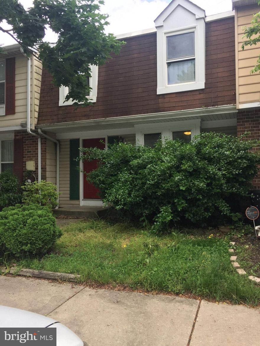 GREAT TOWNHOUSE IN THE HEART OF COLUMBIA. HARDWOOD FLOOR AT MAIN FLOOR. OPEN DESIGN. 3 BEDROOM AND 2 FULL BATH AND 1 HALF BATH. NEW CARPET.